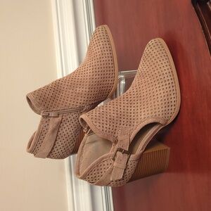Mark & Maddux Size 8.5 Tan Booties- Like New